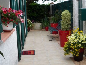Terrasse aménagée avec nos poteries coquelicot et terre d'afrique 