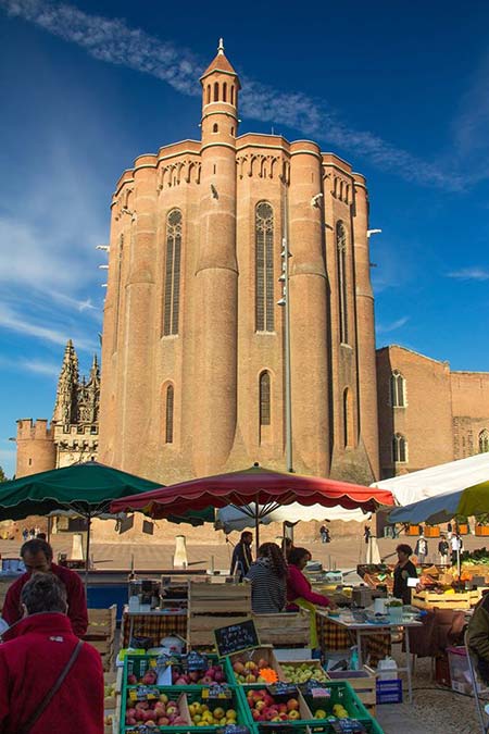 La Cathédrale d'Albi vue du marché par Loïc Bourniquel