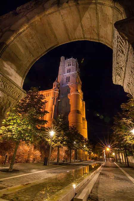 La Cathédrale d'Albi vue des Arcades par Loïc Bourniquel