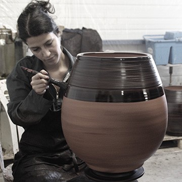 Le cirage du pot à la main à l'atelier des poteries d'Albi