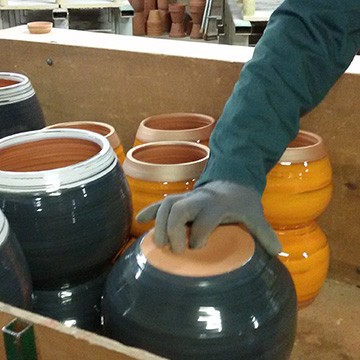 Le défournement des pots à l'Atelier des poteries d'Albi