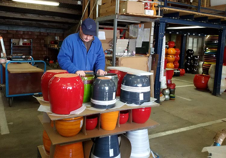 Le défournement des pots à l'Atelier des poteries d'Albi