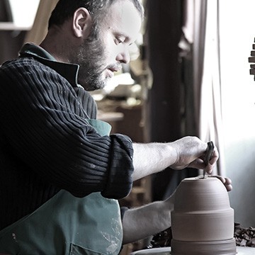 L'ébarbeur à l'atelier des poteries d'Albi