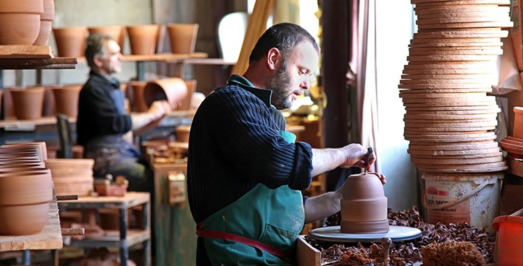 L'ébarbeur à l'atelier des poteries d'Albi