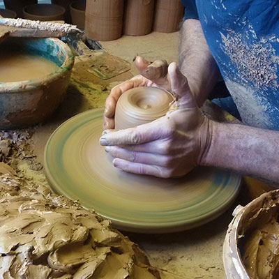 Le travail à la motte par le tourneur des Poteries d'Albi