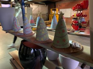 Sapins décorés par les enfants pour l'atelier poterie enfant à Albi