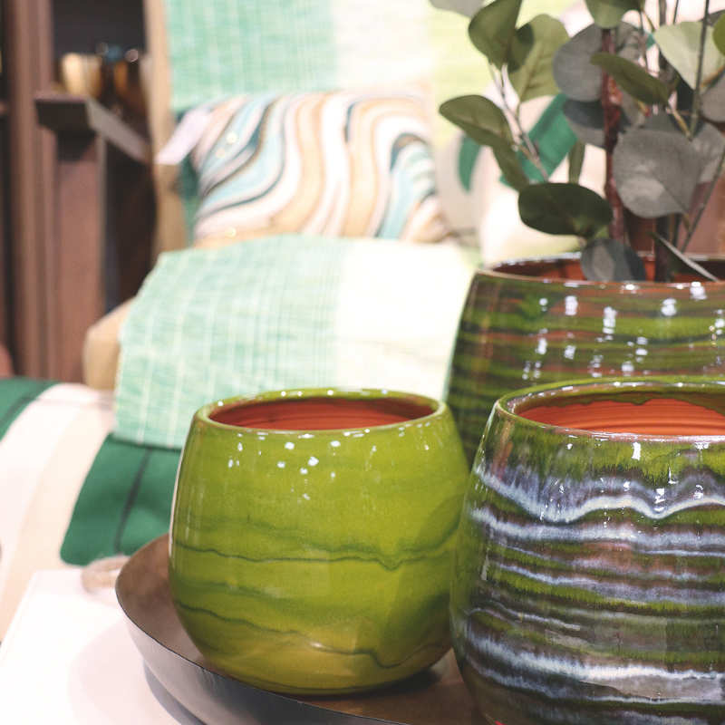 Pot en terre cuite émaillée vert fabriqué à la main à Albi