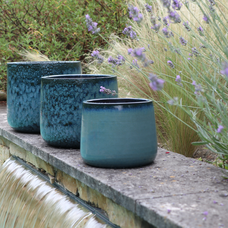 Pots en terre cuite émaillée bleue pour extérieur fabriqués à la main à Albi