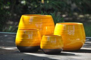 Poterie de jardin jaune faite main en France Les Poteries d'Albi